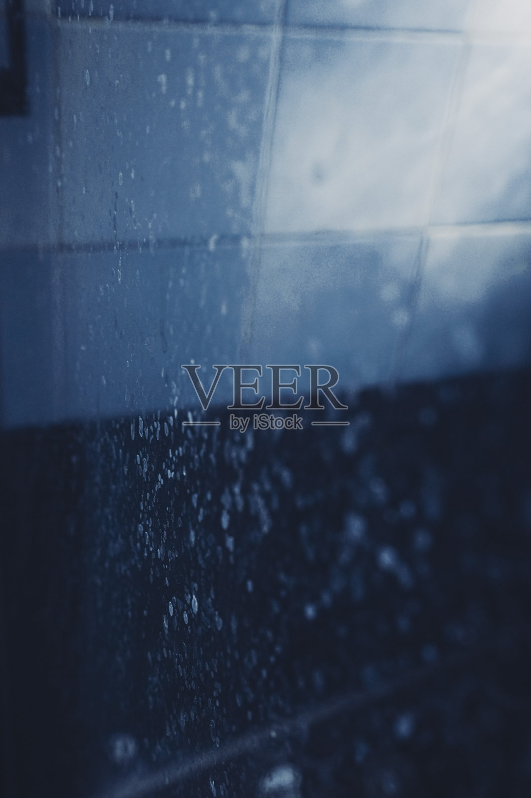 蓝色色调的脏淋浴房照片摄影图片