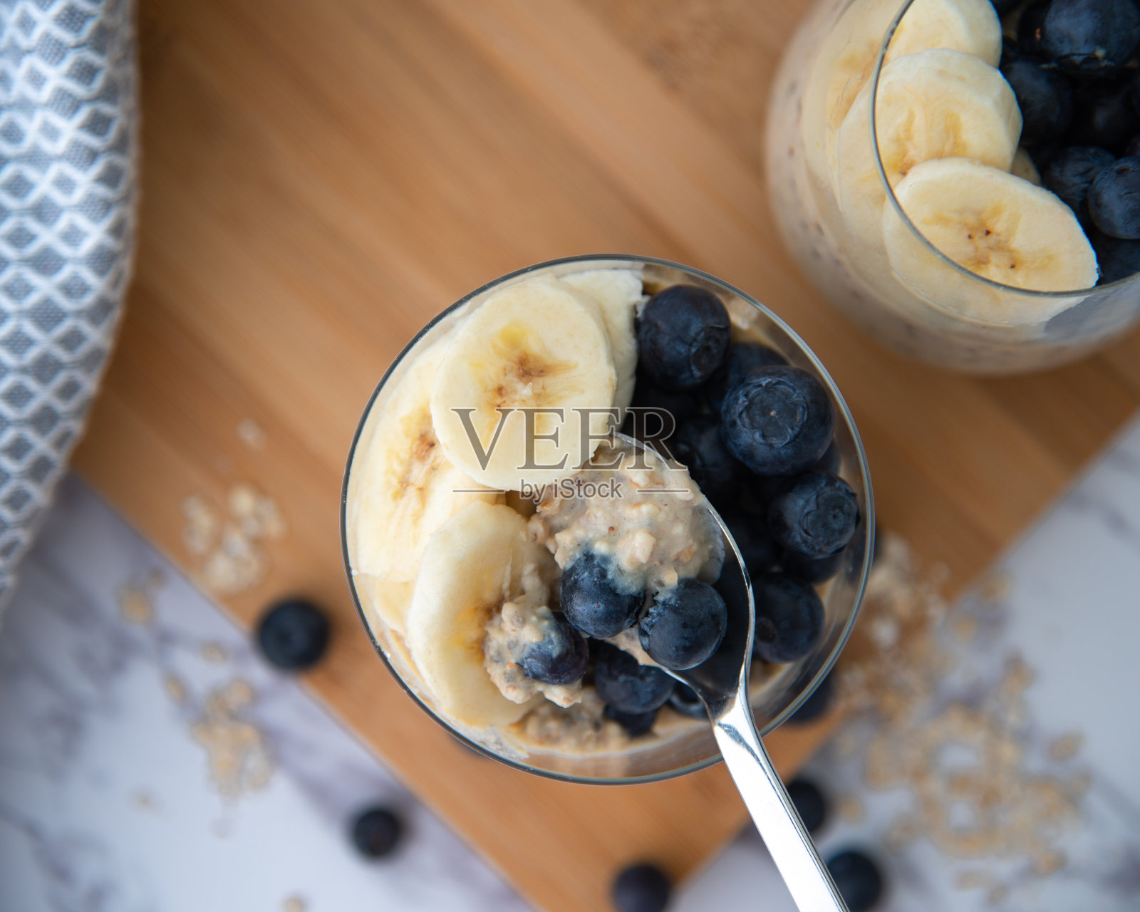 蓝莓和香蕉通宵燕麦照片摄影图片
