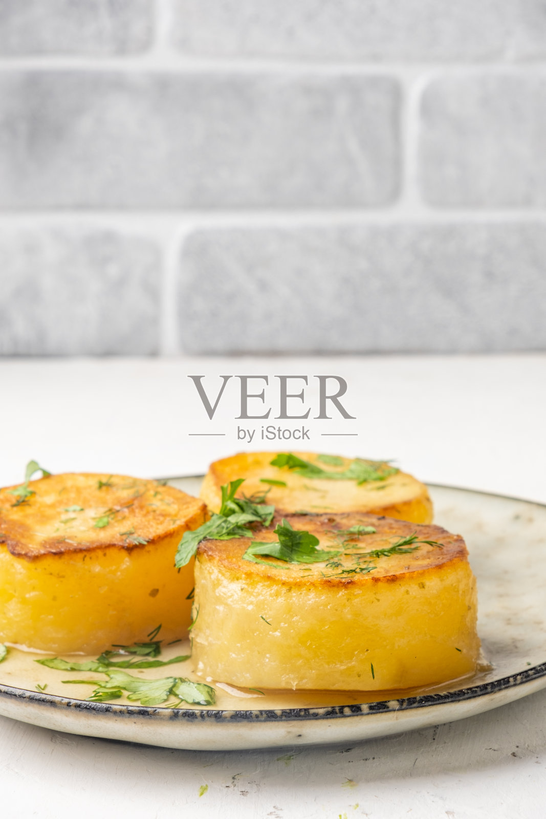 土豆软糖，嫩土豆在冰球，特写，垂直照片。照片摄影图片