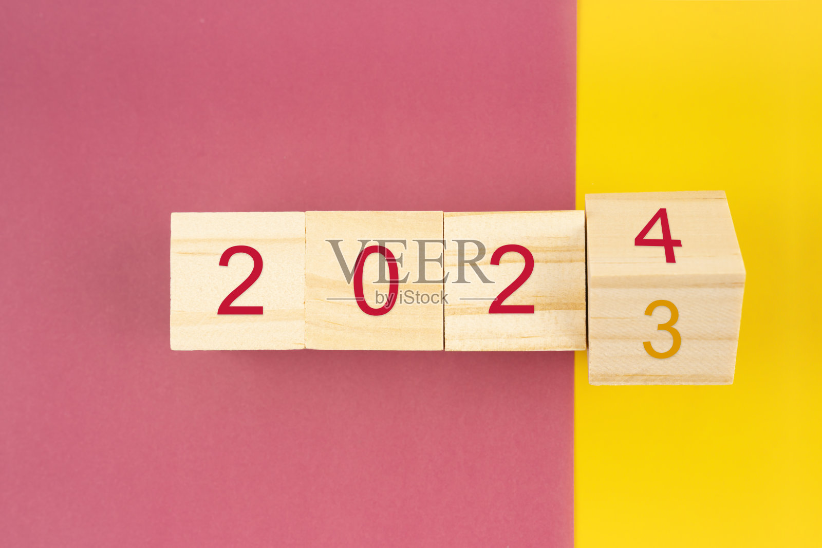 新年2023年改为2024年。翻转木块。照片摄影图片