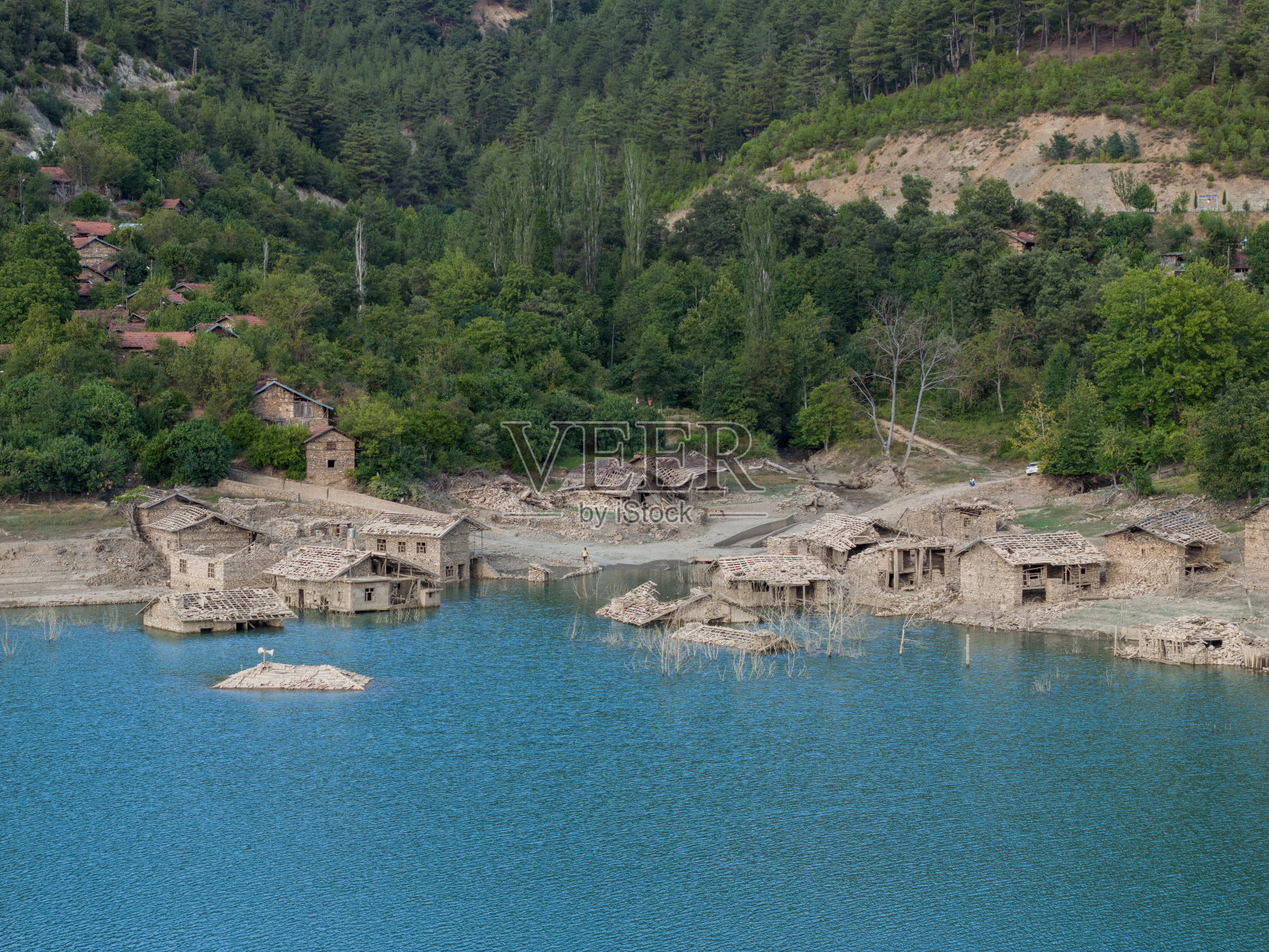被水坝淹没的村庄照片摄影图片