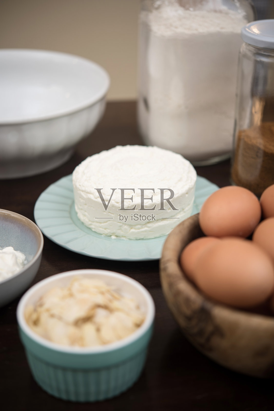 烘焙配料-奶酪，杏仁片，鸡蛋，面粉和红糖照片摄影图片