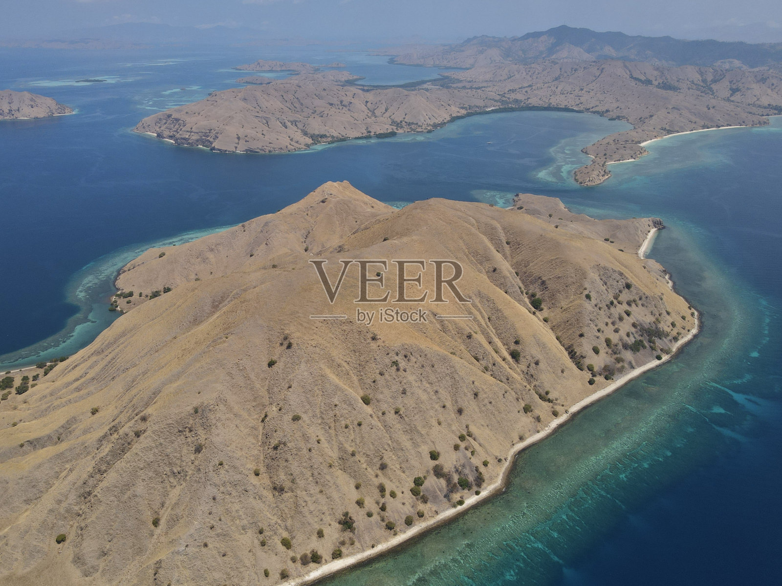 无人机在印度尼西亚科莫多国家公园拍摄的蓝绿色水域的岛屿照片摄影图片