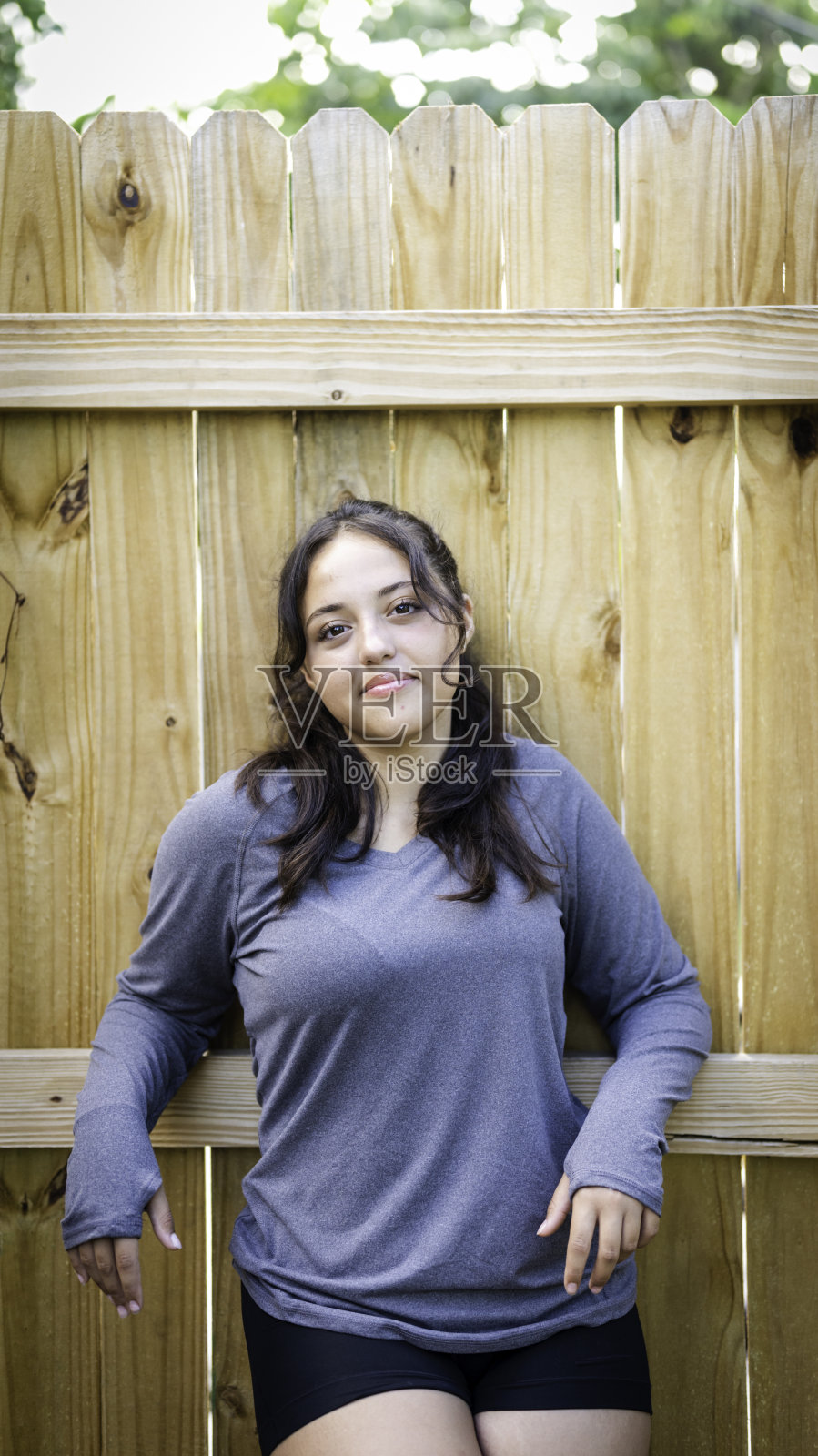 快乐，微笑，随意的偷拍拉丁少年户外照片摄影图片