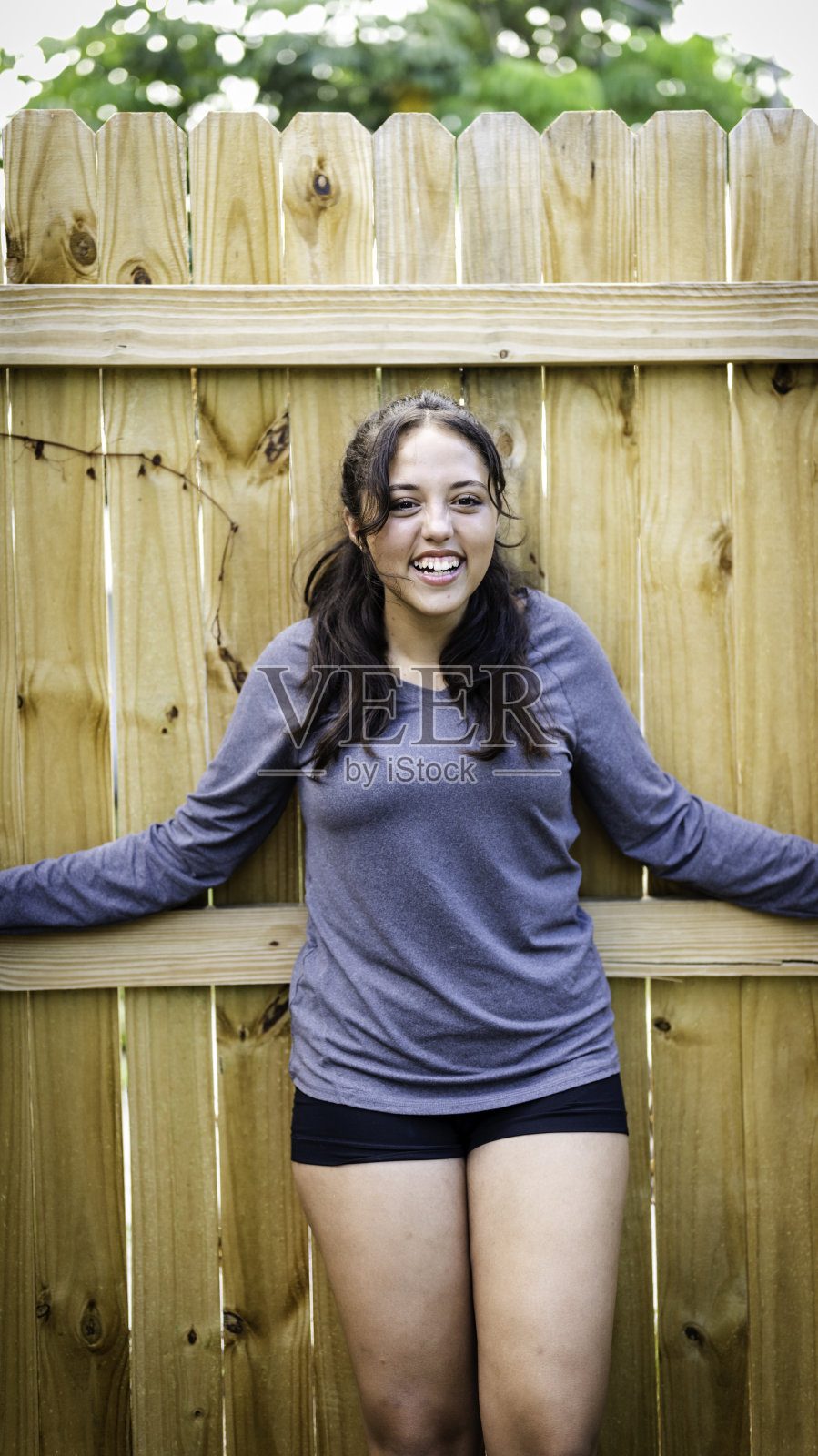 快乐，微笑，随意的偷拍拉丁少年户外照片摄影图片