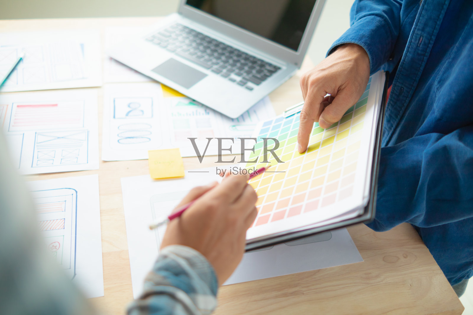 设计师团队正在设计uxui系统，使uxui系统在新手机上运行良好，并支持系统更新。网站开发理念UI UX前端设计师照片摄影图片