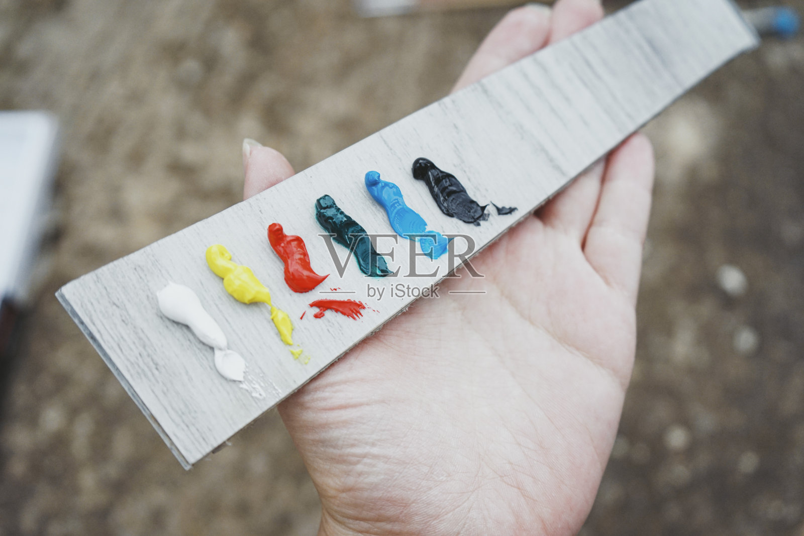 简单的颜色测试与油画颜料照片摄影图片