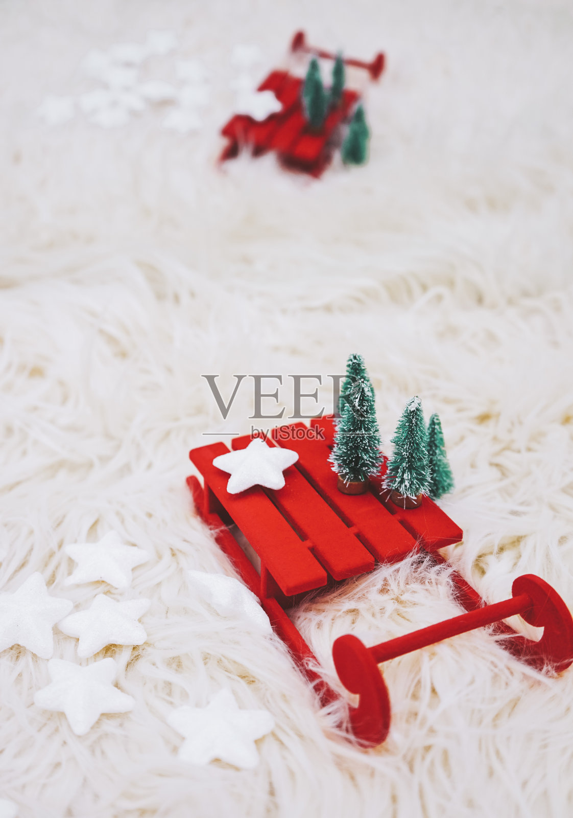 色彩缤纷的圣诞背景与经典的圣诞玩具装饰照片摄影图片