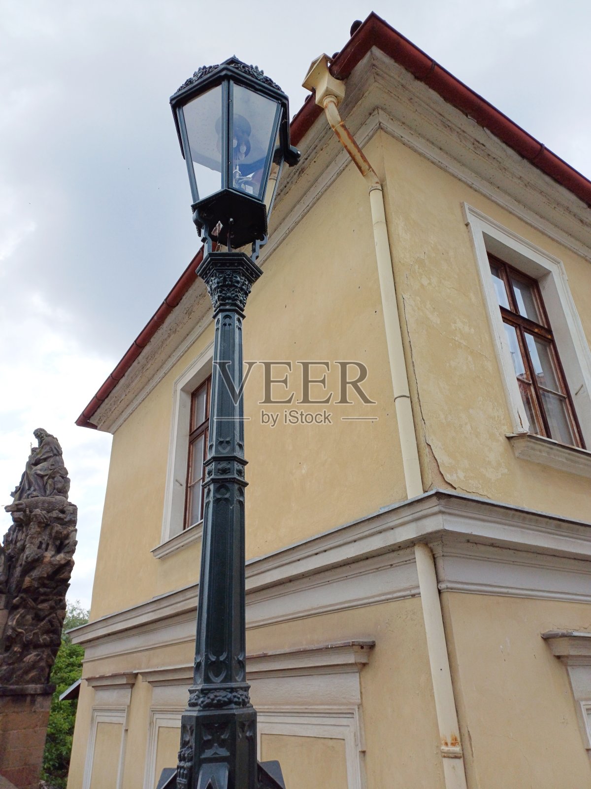 捷克共和国布拉格市街道上的一盏灯。照片摄影图片