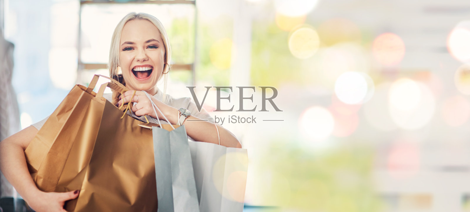 白色的女人，购物和微笑为购买，散景和
幸福与包，花钱与客。肖像，销售和商场的服装，折扣和促销的时尚，购买和兴奋照片摄影图片