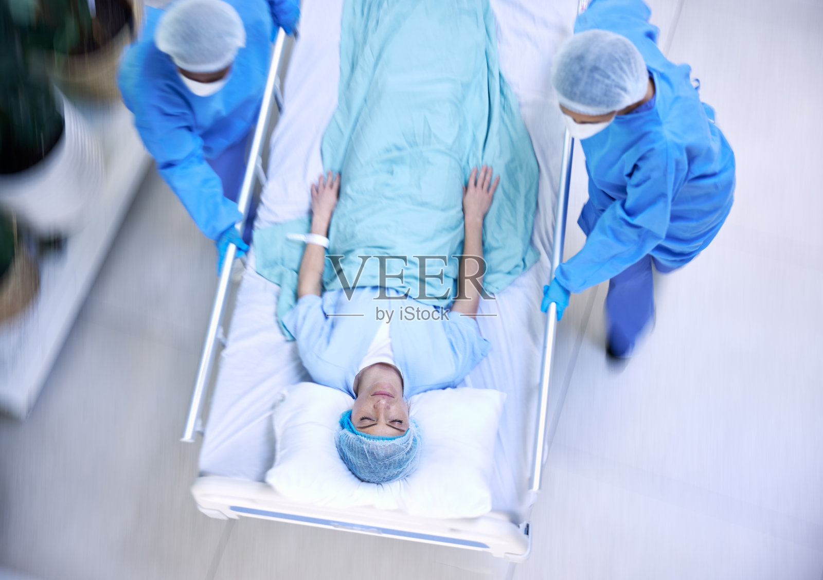 医生们，赶快带着病床到医院进行紧急医疗、手术或从上面帮助。医疗保健组快跑、运动模糊和临床紧急病人评估照片摄影图片