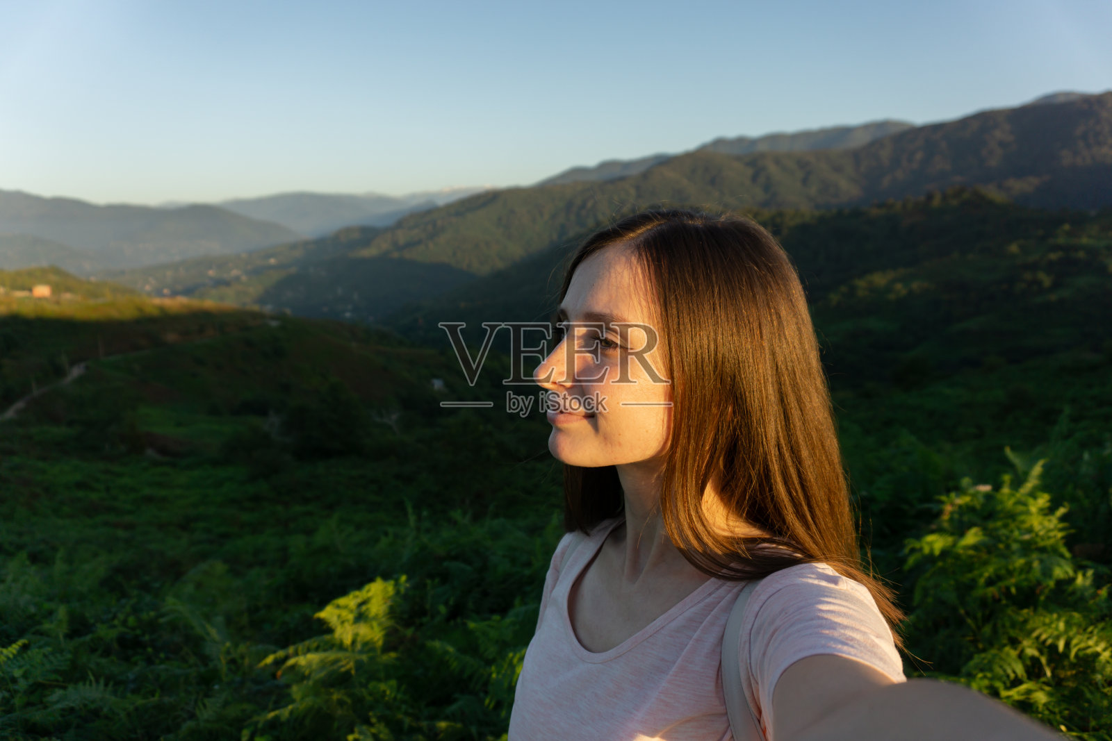 一个女孩对着群山的自拍照片摄影图片