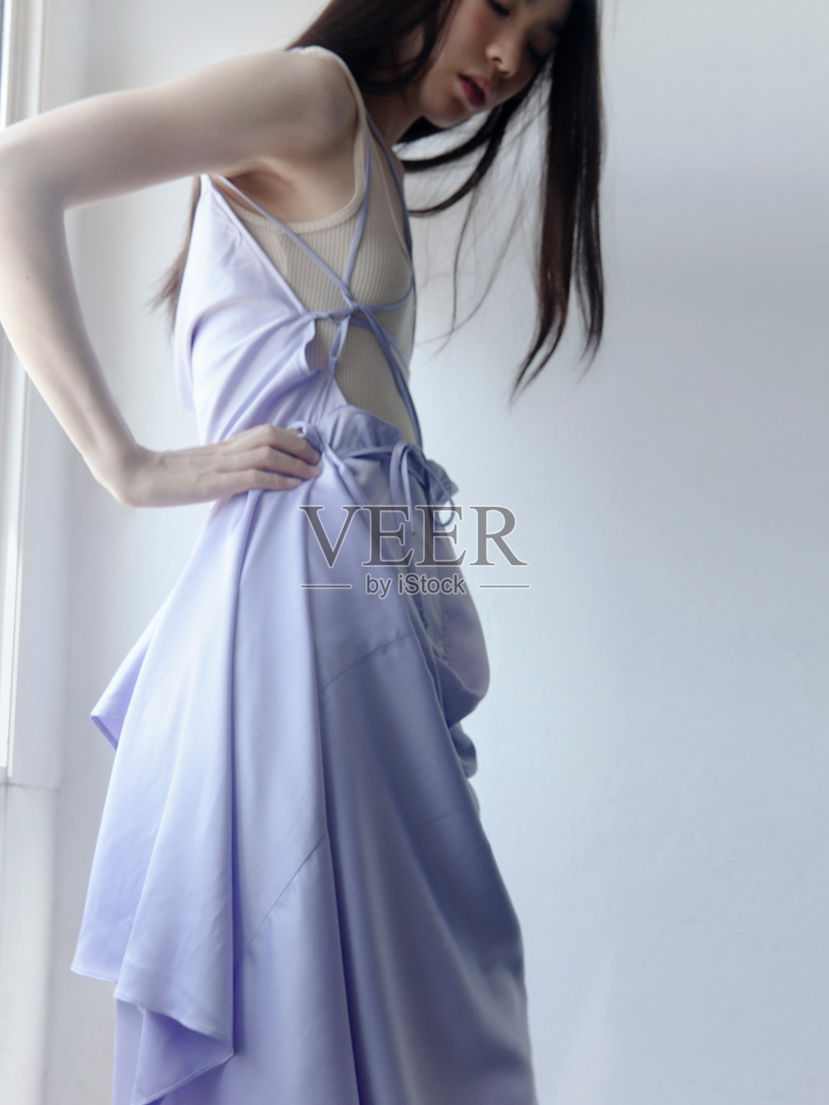 浪漫模糊的概念图片年轻的泰国女子穿着丝绸紫色礼服时装模特工作室的肖像照片摄影图片