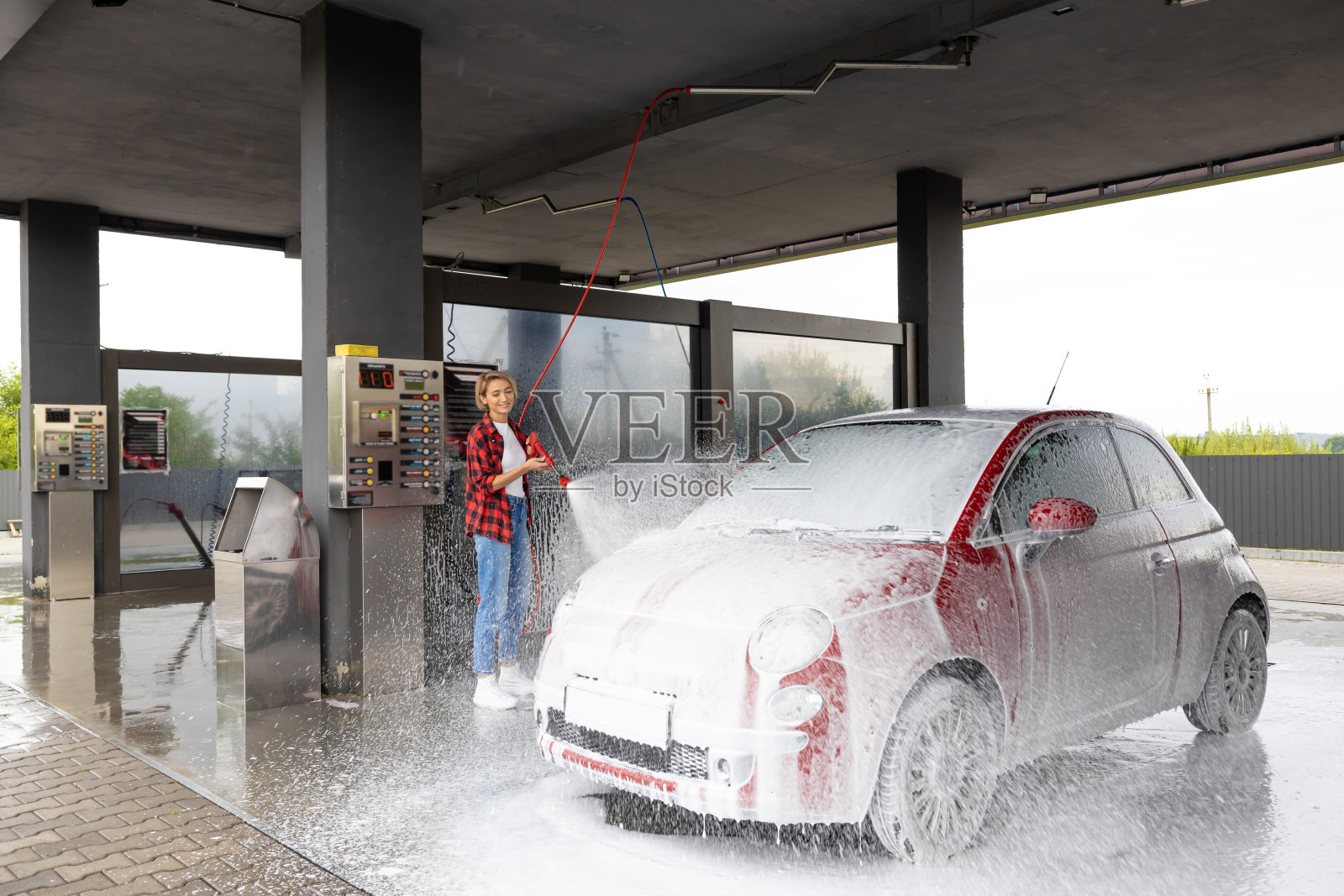 洗车女工正在洗车照片摄影图片