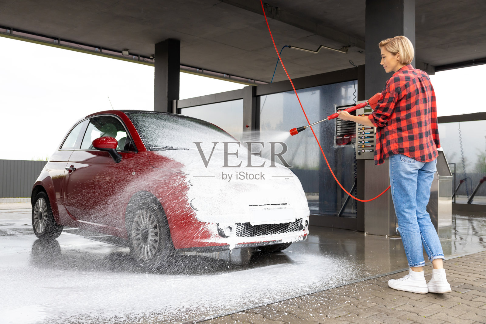 洗车女工正在洗车照片摄影图片