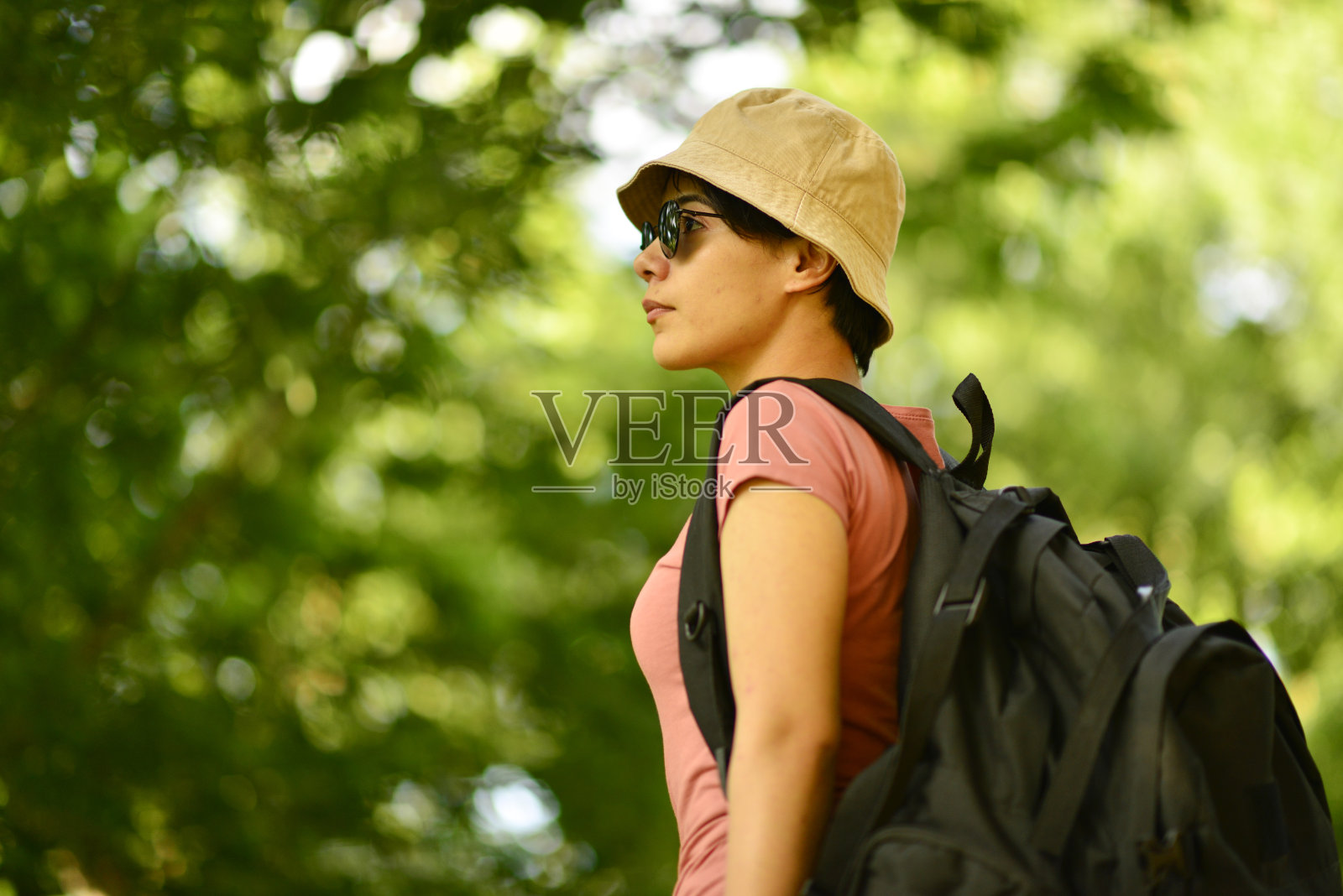 年轻的女士走在森林里照片摄影图片