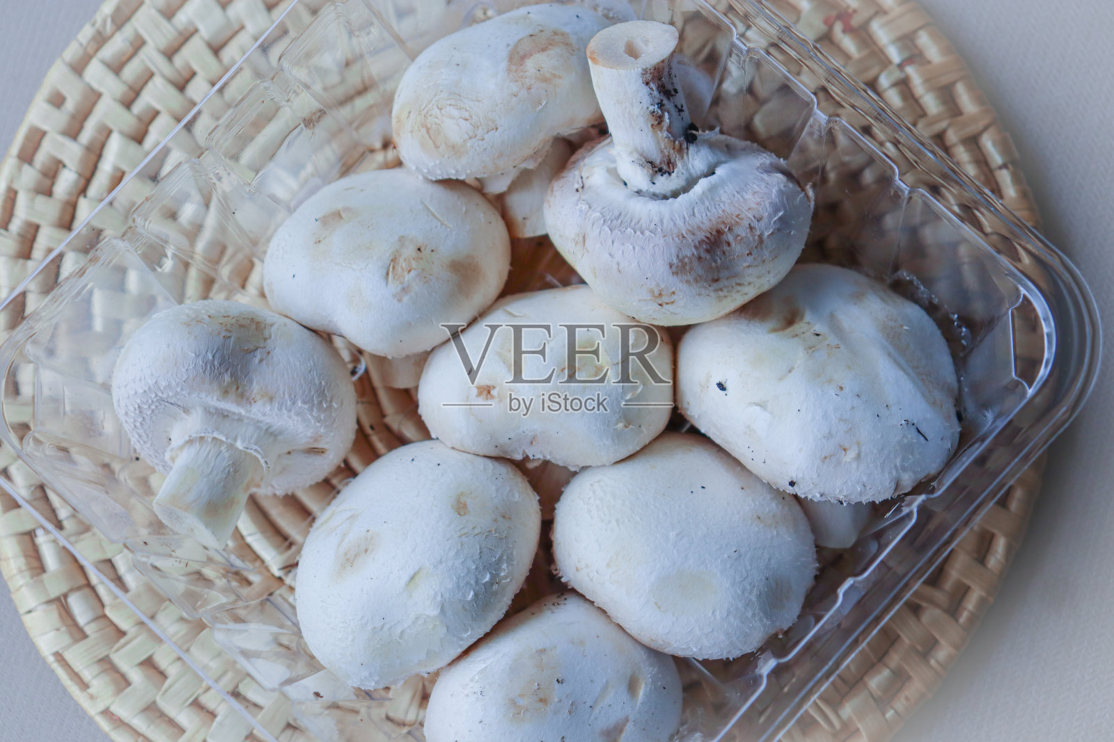 超市里装蘑菇的塑料容器照片摄影图片