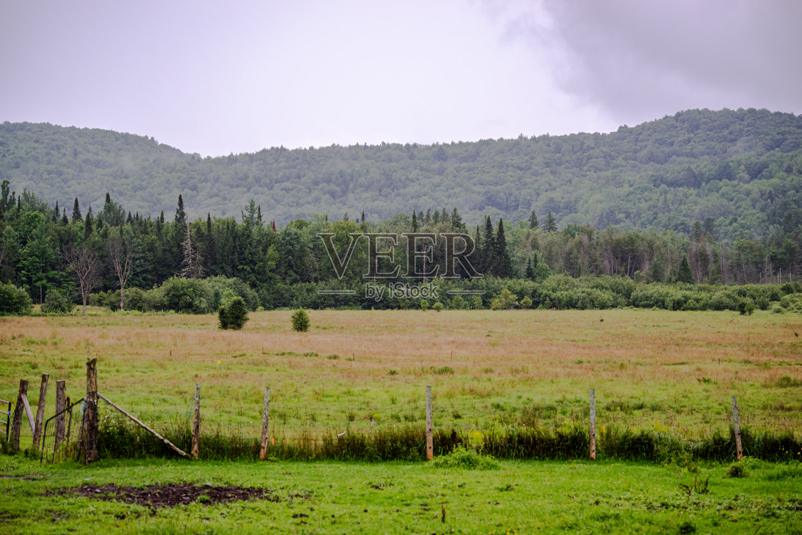 村景在山间雨中照片摄影图片