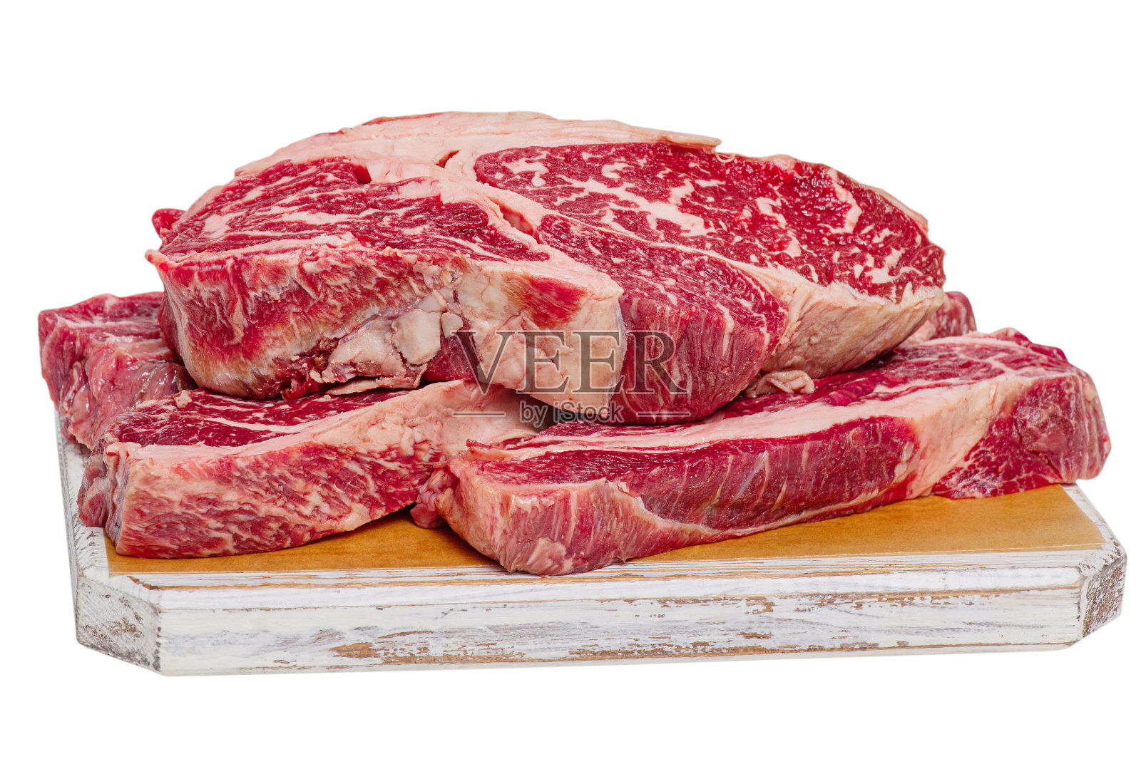 三块牛排放在一块白色的木板上。牛肉肉分离于白色。肉的准备。照片摄影图片