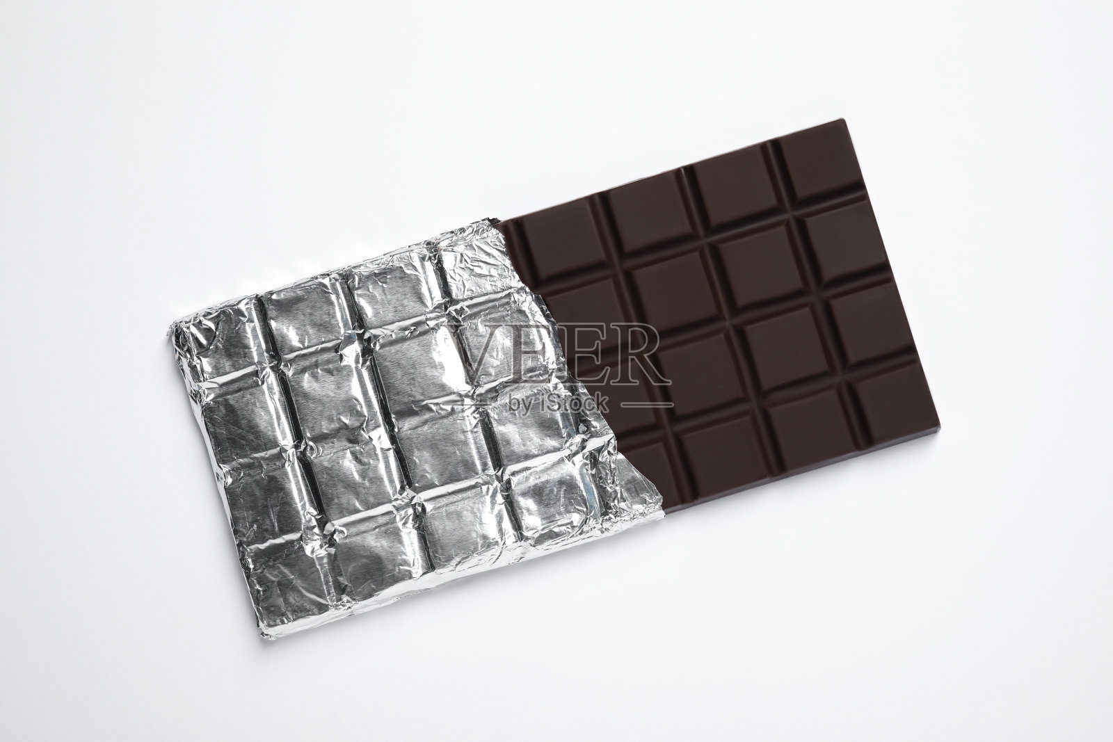 白色背景的黑巧克力棒，俯视图照片摄影图片