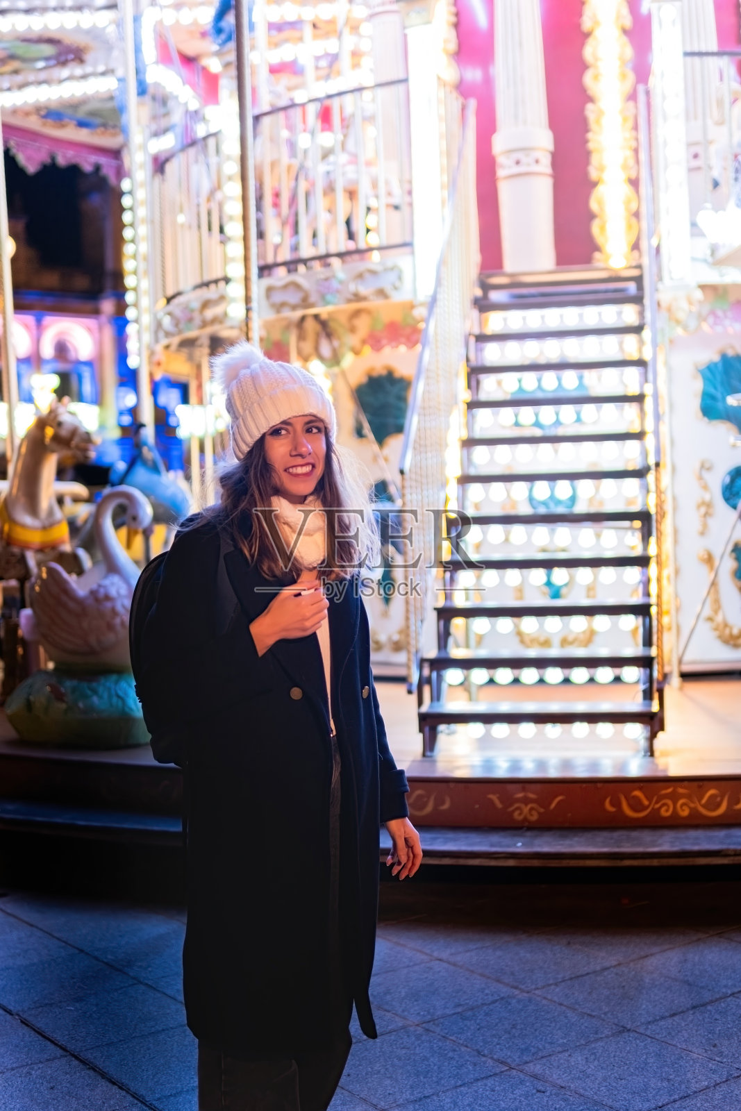 圣诞节旋转木马上的女孩照片摄影图片