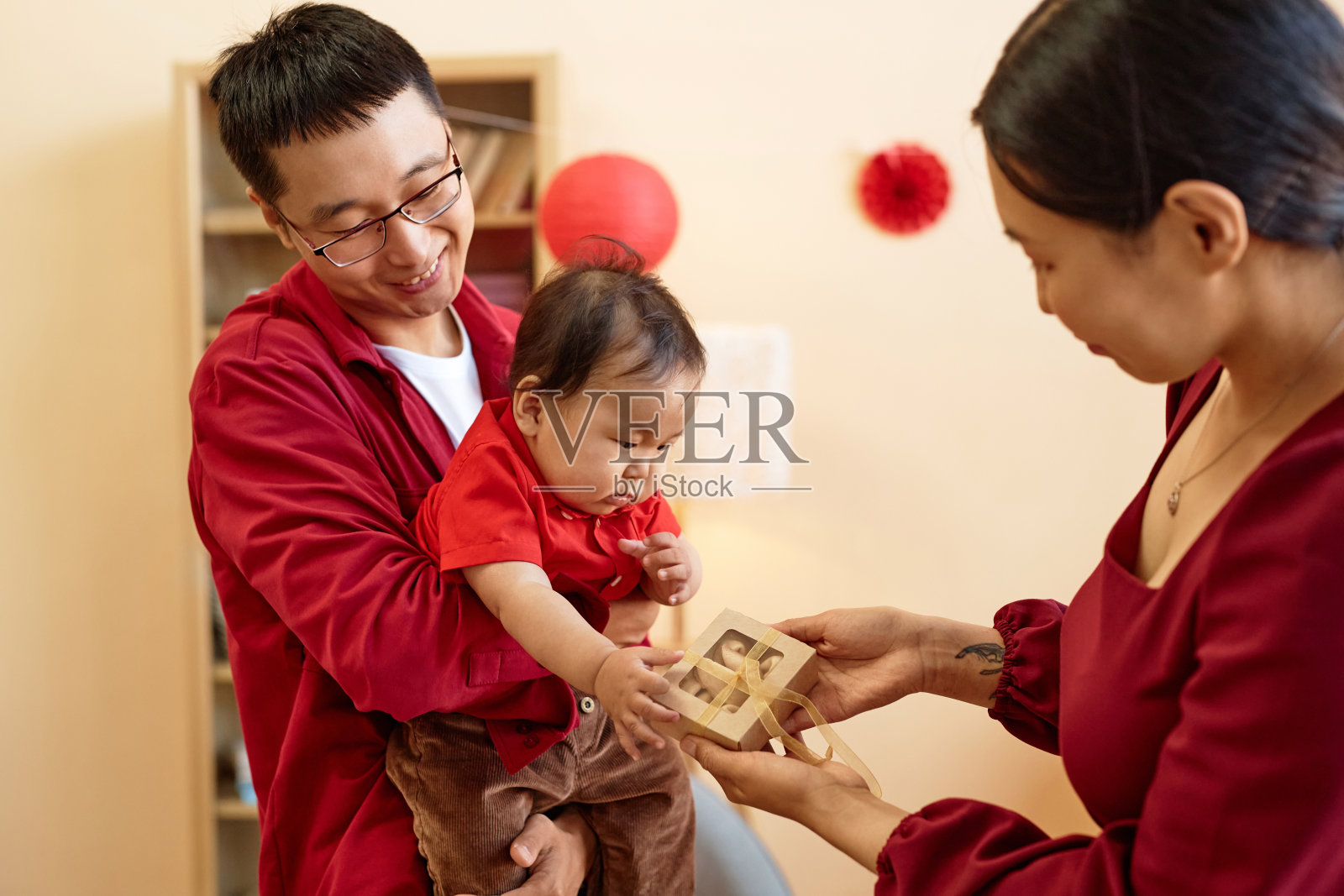 快乐的亚洲家庭在家里庆祝中国新年照片摄影图片