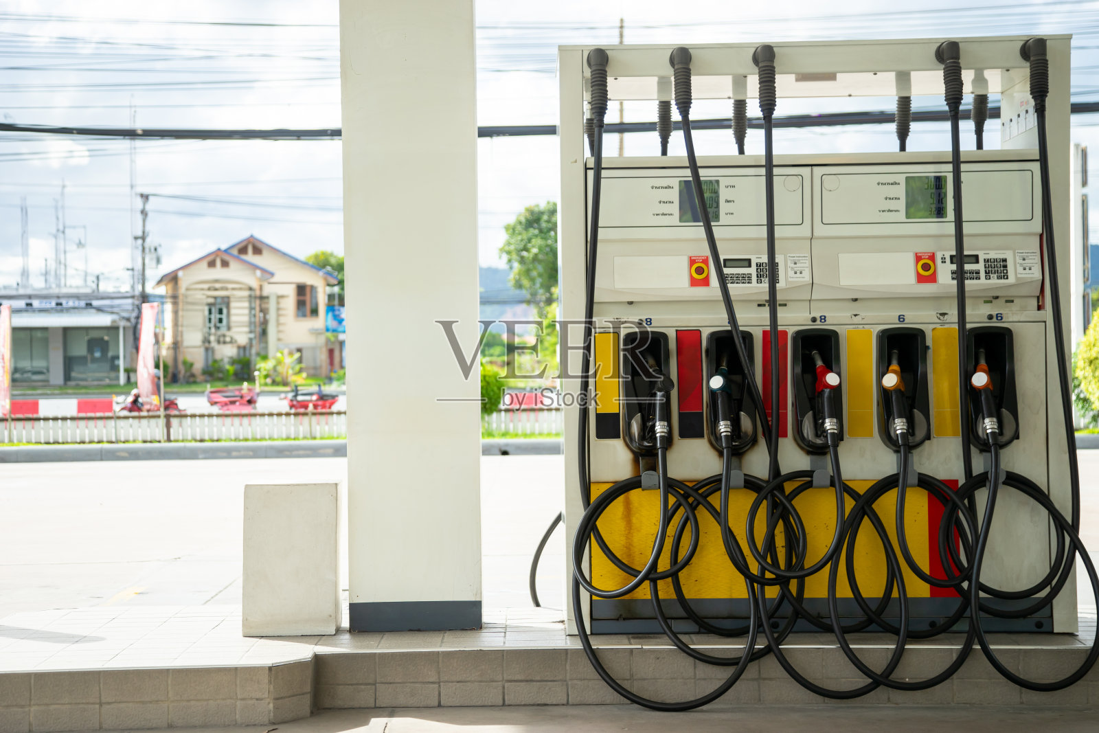 加油站的库存照片通常以照明良好、清洁的加油设施为特色，其中有各种组件，这些组件传达了加油站的概念。照片摄影图片