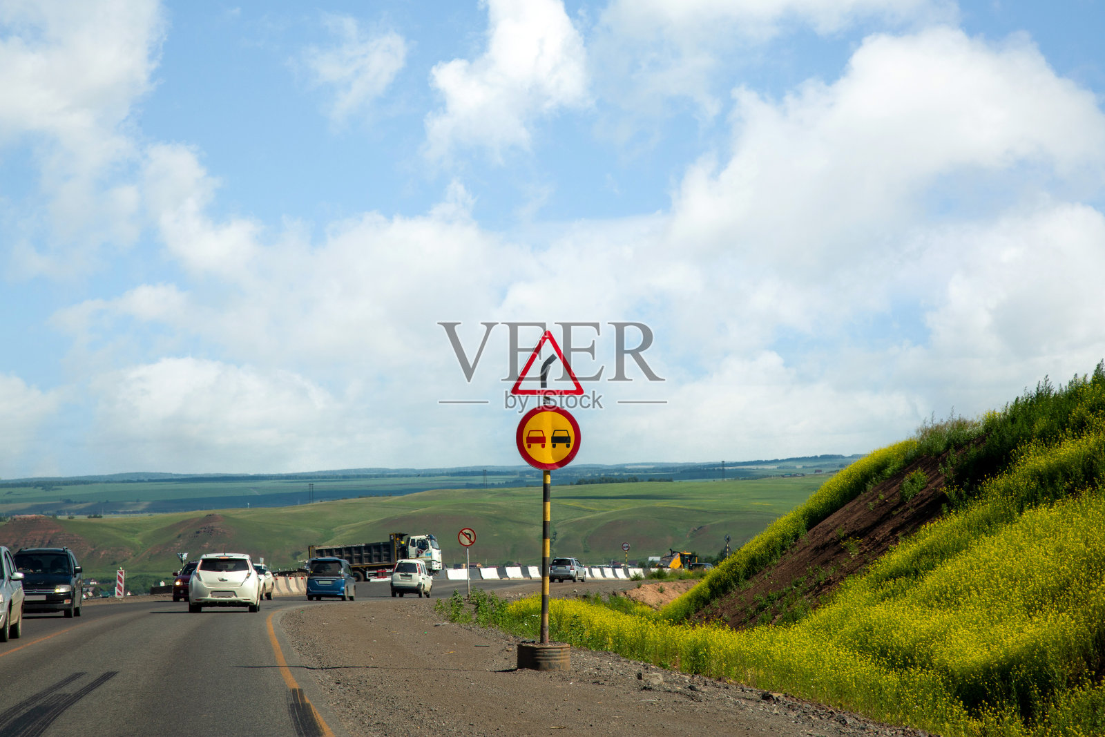 有路标的乡村公路。照片摄影图片