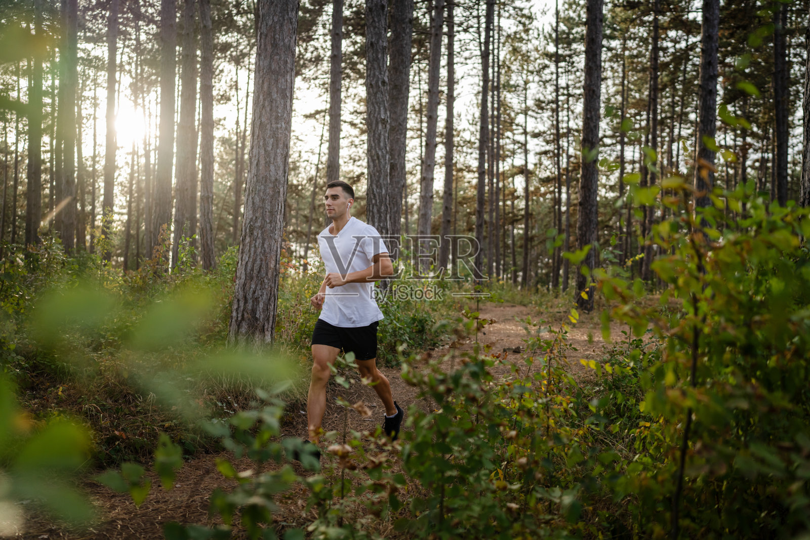 一名男运动员在大自然中奔跑照片摄影图片