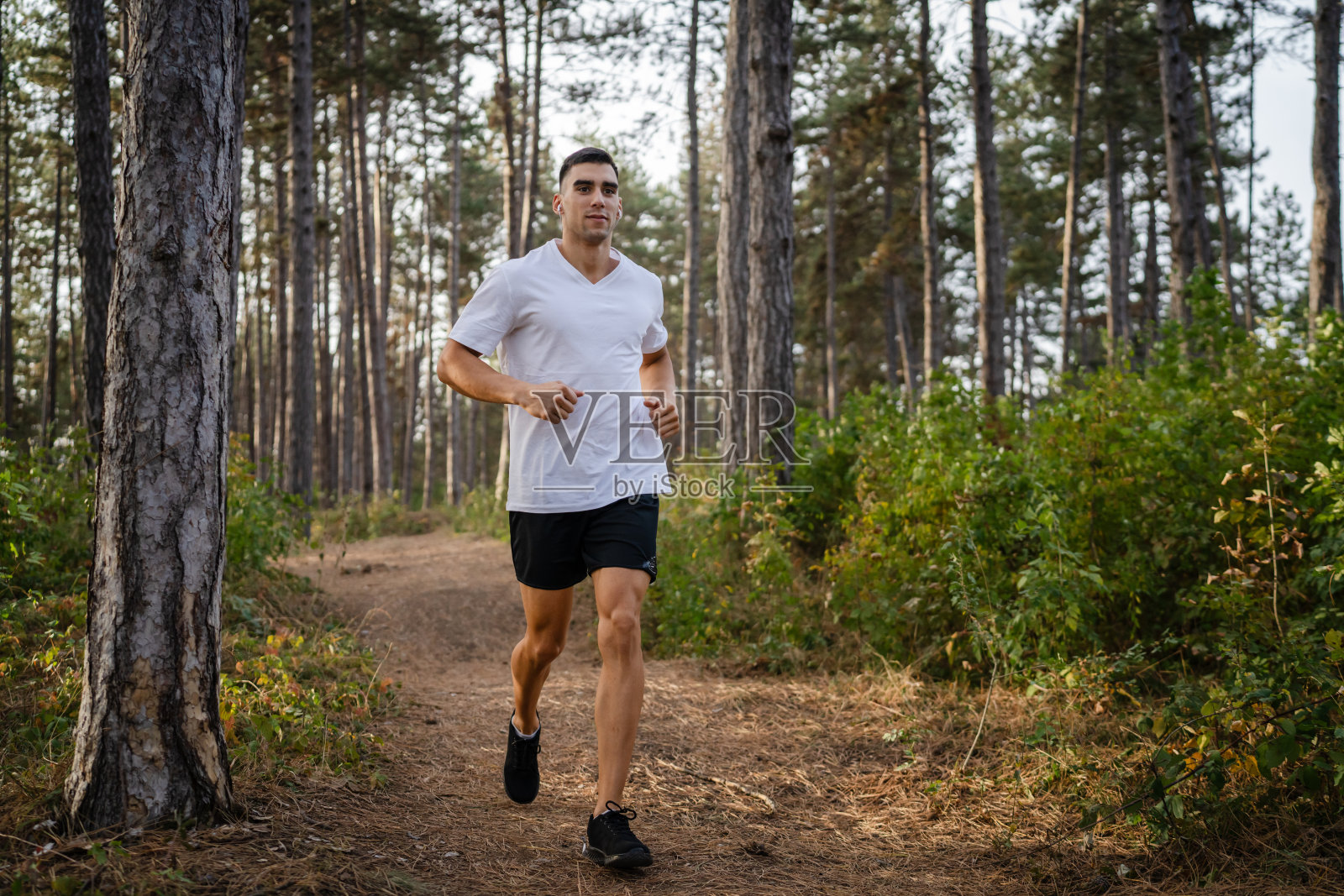 一名男运动员在大自然中奔跑照片摄影图片