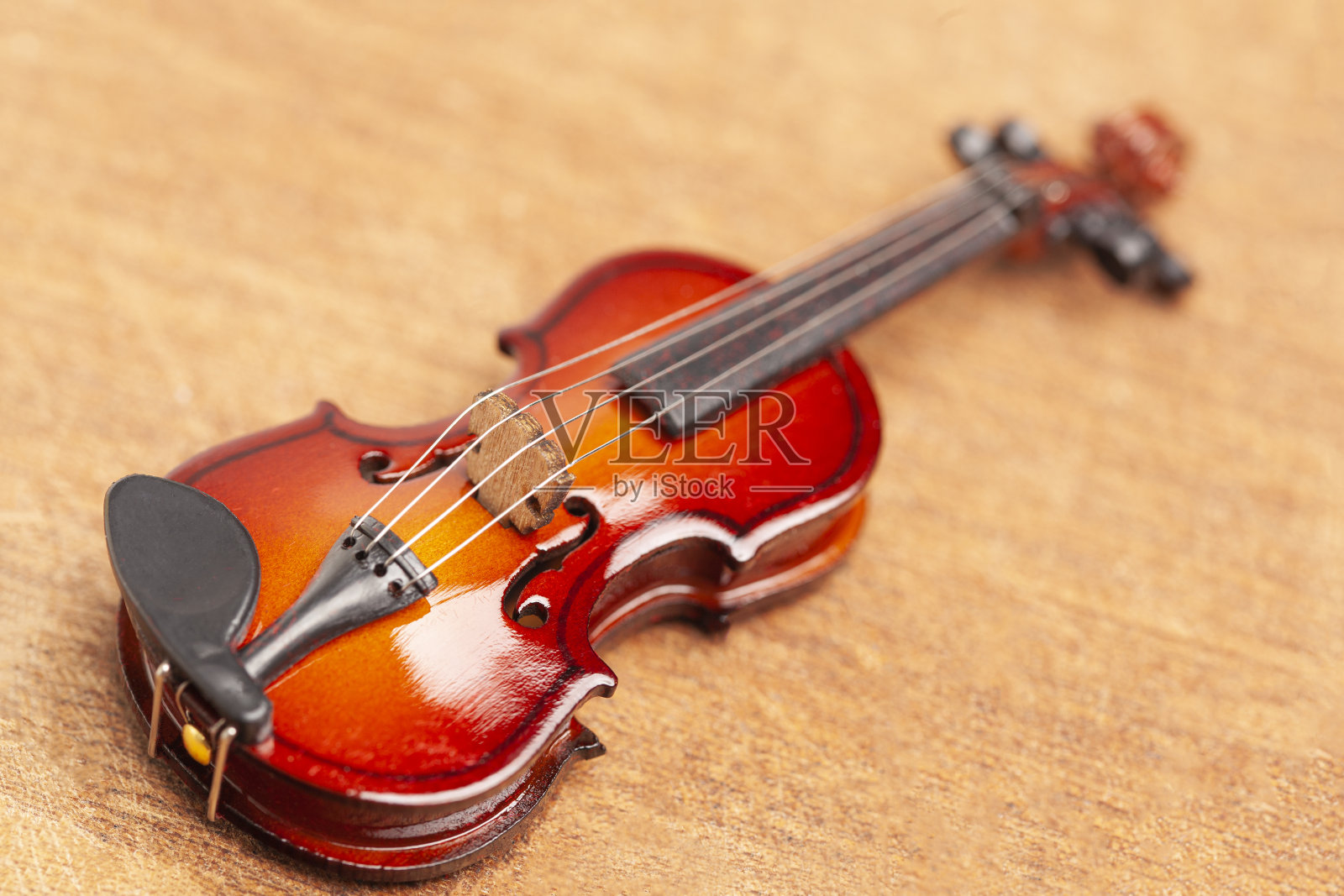 木制背景的古典小提琴照片摄影图片