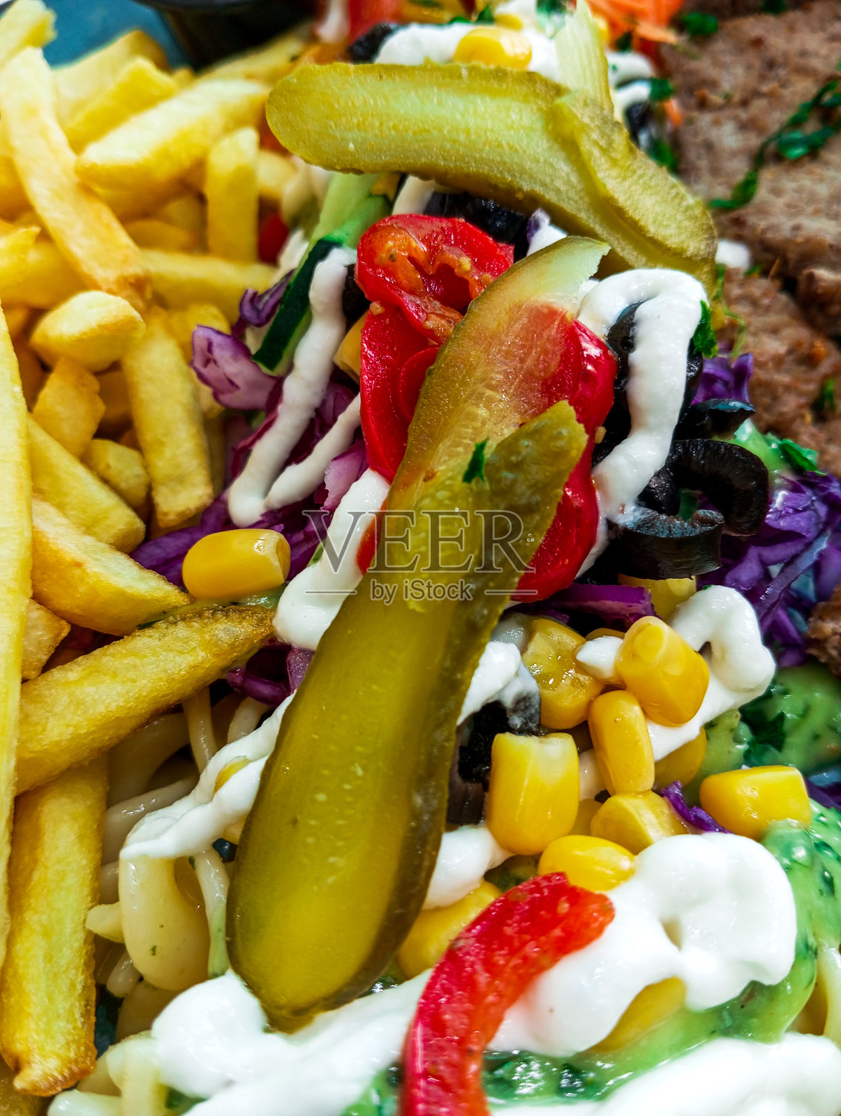 摩洛哥现代餐厅提供的一盘美味佳肴。照片摄影图片