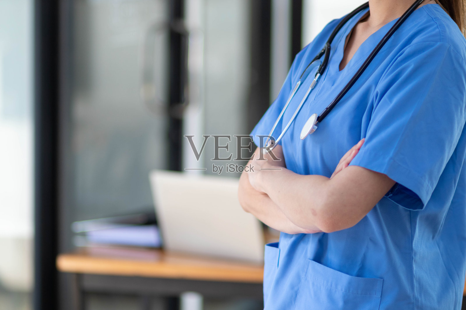 医疗专业人员或医生站在医生办公室里，准备定期检查病人。女医生在医院为病人的治疗做准备。文本的复制空间照片摄影图片