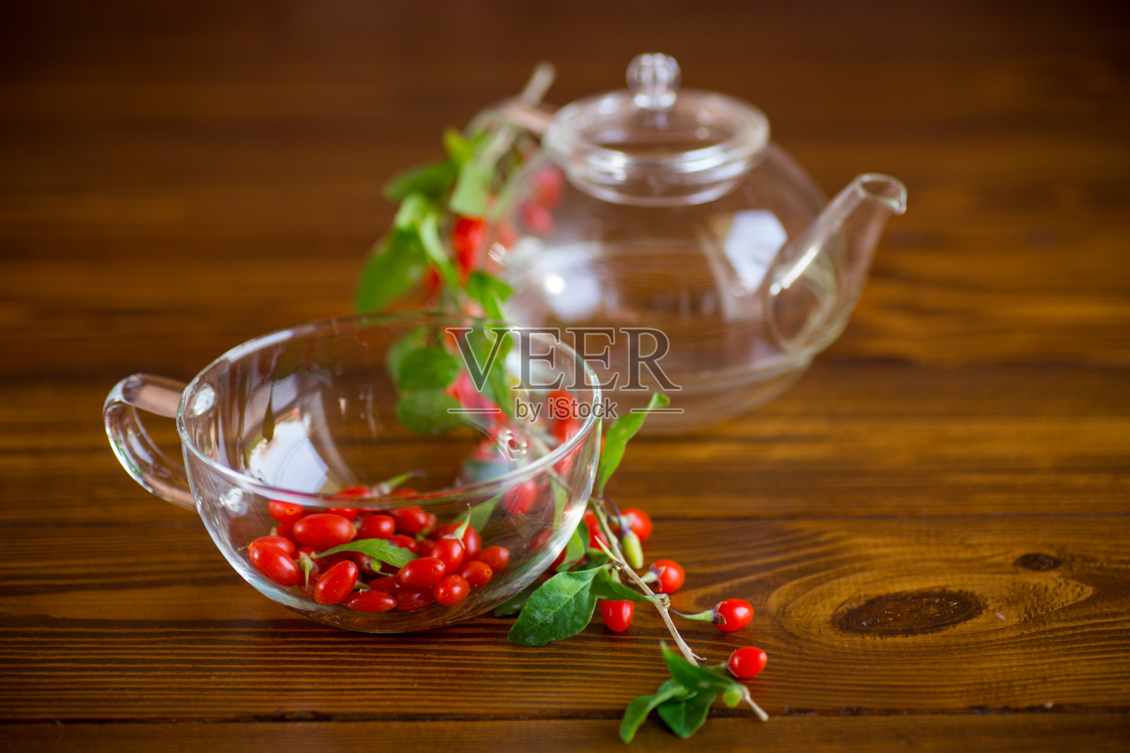 木桌上的树枝上有成熟的红枸杞照片摄影图片