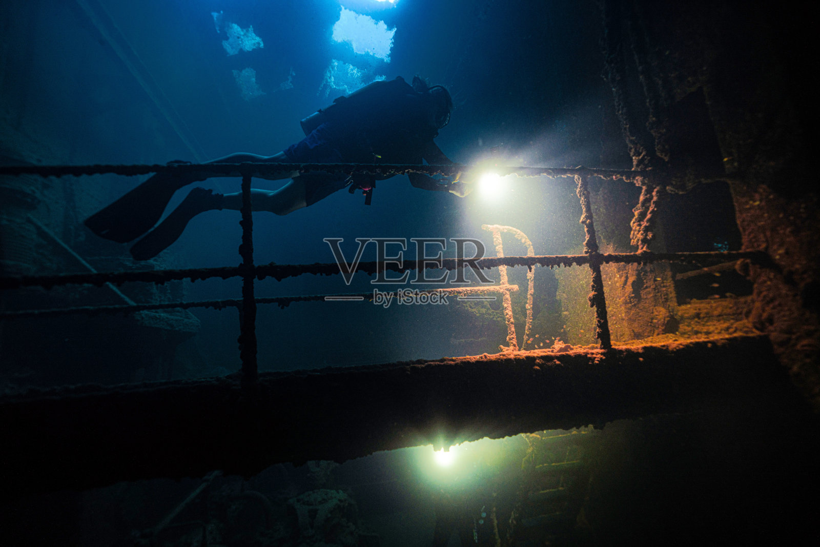沉船在特鲁克泻湖照片摄影图片