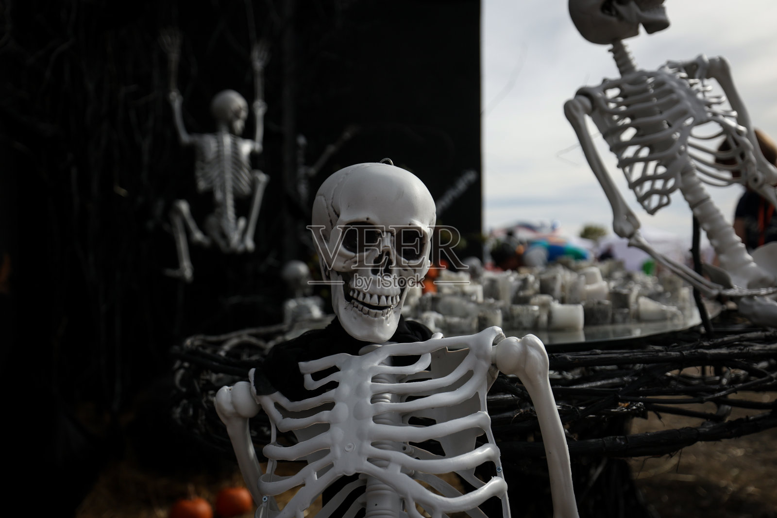 万圣节派对上，眼睛上有花的人体骨架模型照片摄影图片