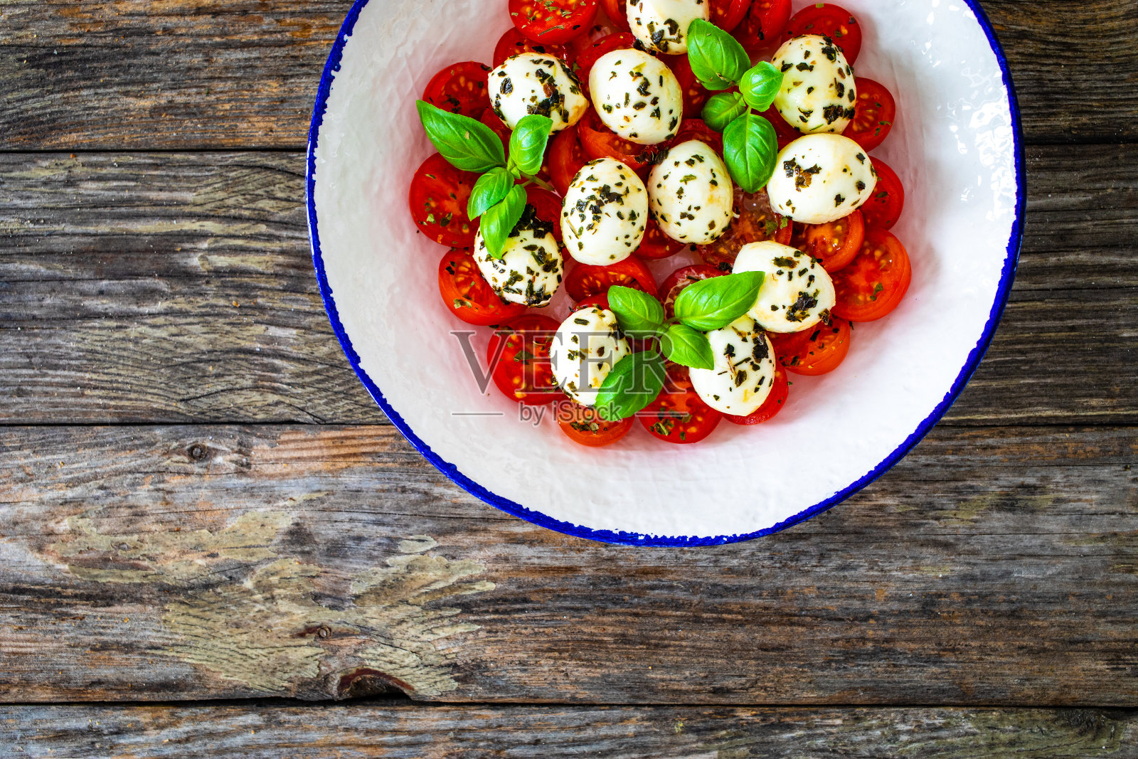 木制背景的卡普瑞斯沙拉照片摄影图片