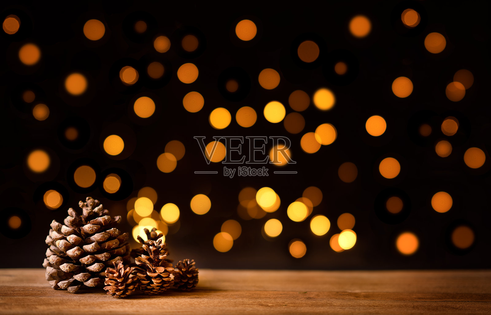 旧木桌上的松果照片摄影图片