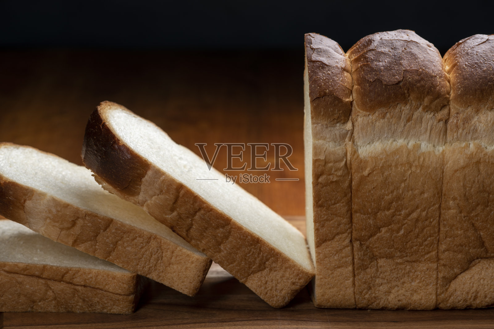 切片面包在木制桌面照片摄影图片