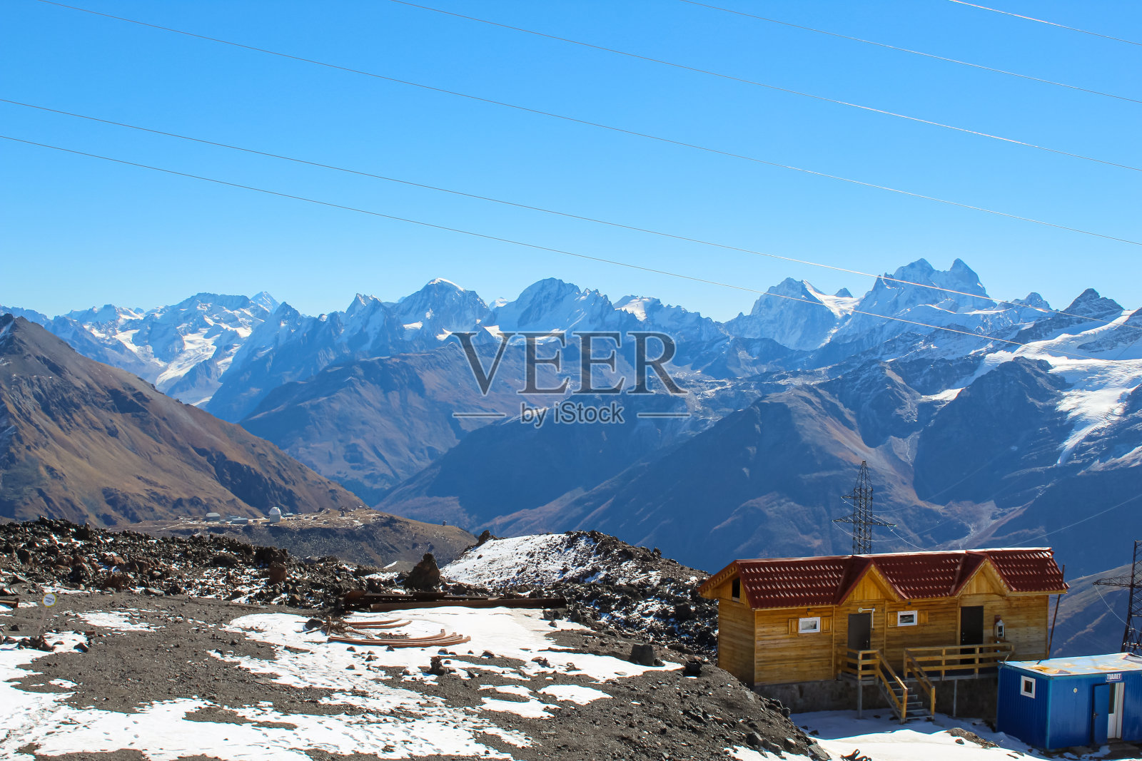 山周围的火山土、木屋和天文台照片摄影图片