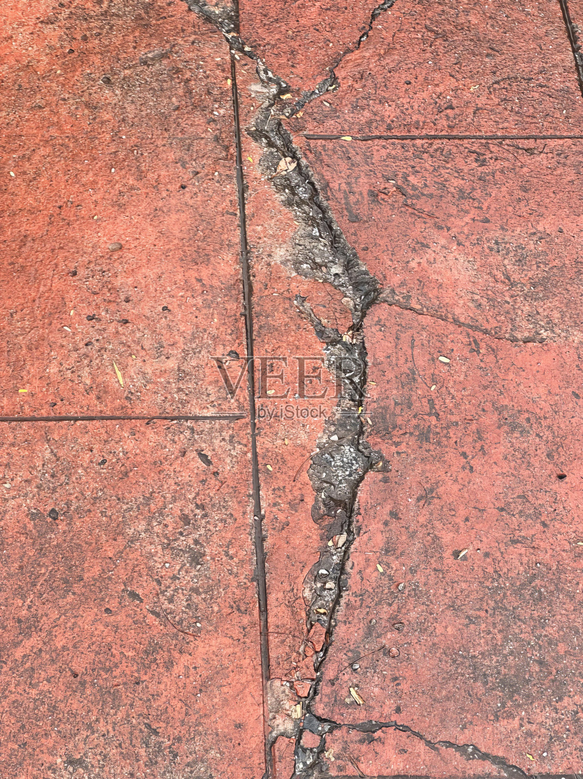 地板上的裂缝。照片摄影图片