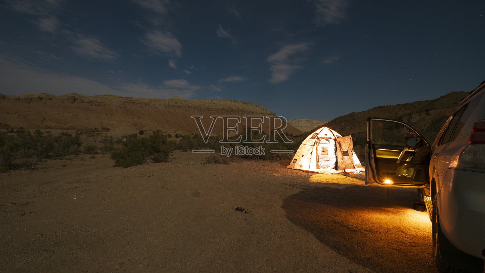 在一个星光灿烂的夜晚在山里露营照片摄影图片