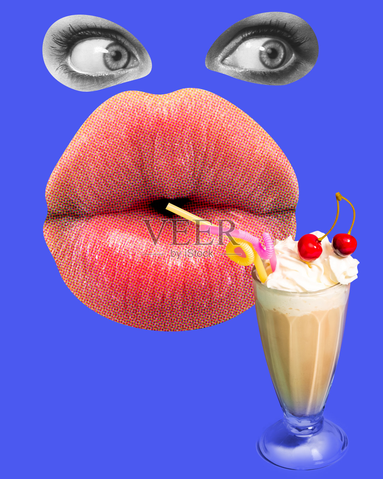 大眼睛，大嘴巴，在蓝色背景下啜着鲜奶油和樱桃的甜鸡尾酒。当代艺术拼贴。照片摄影图片