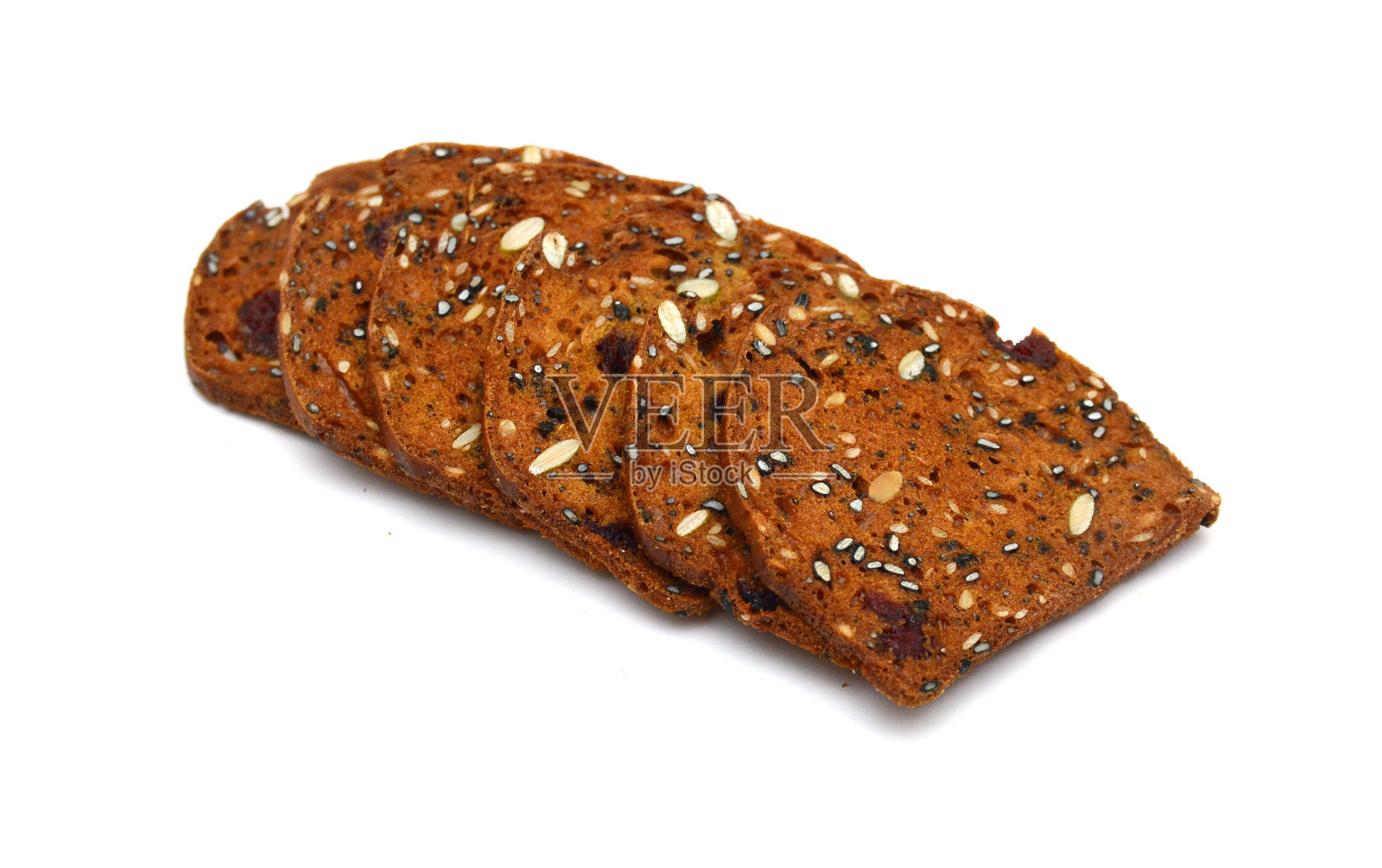 在白色的背景上堆着蔓越莓、坚果和种子的烤薯片照片摄影图片