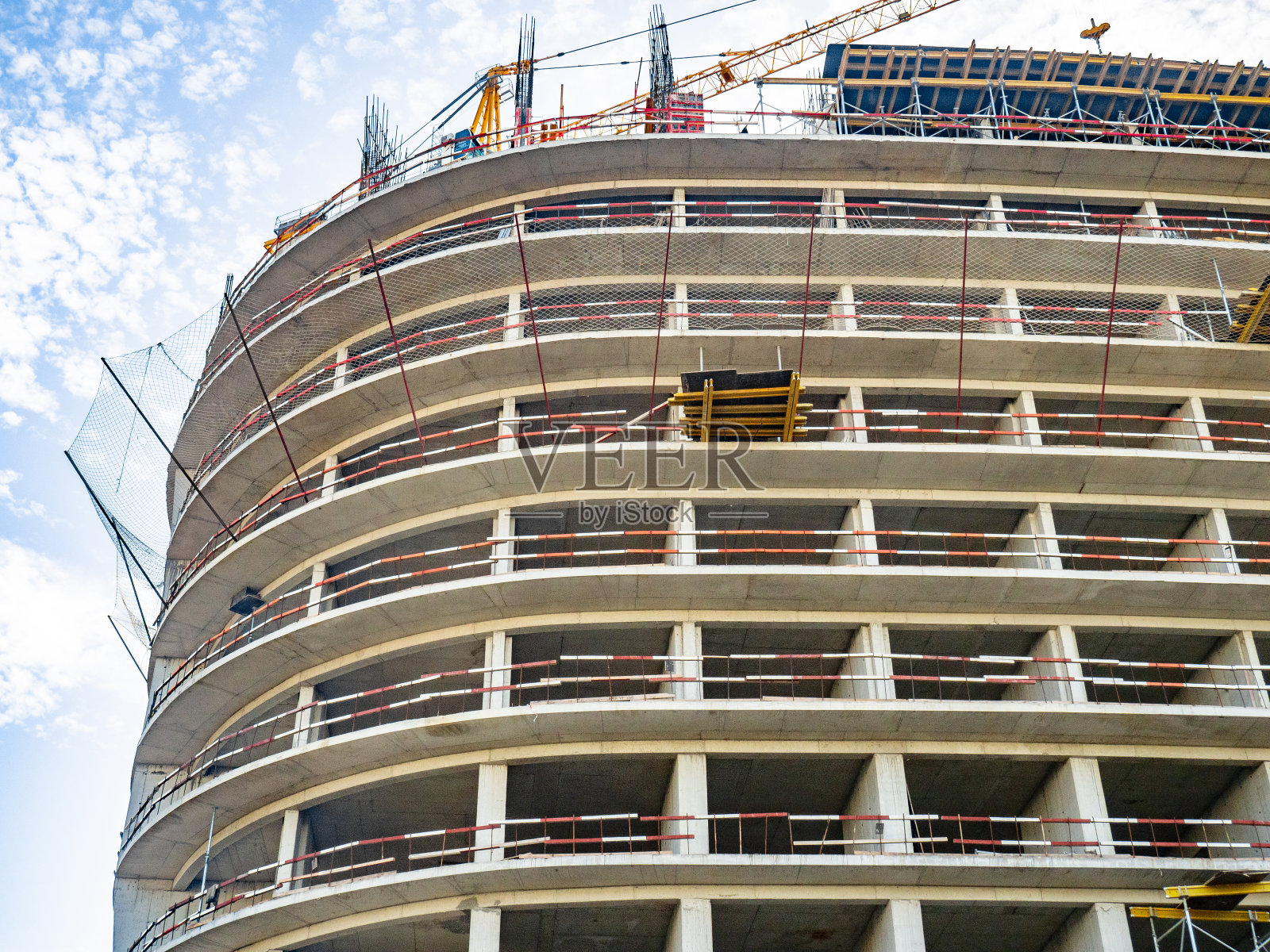 建设一座现代化的高层建筑。在地板上。在建建筑物的混凝土框架。施工中照片摄影图片