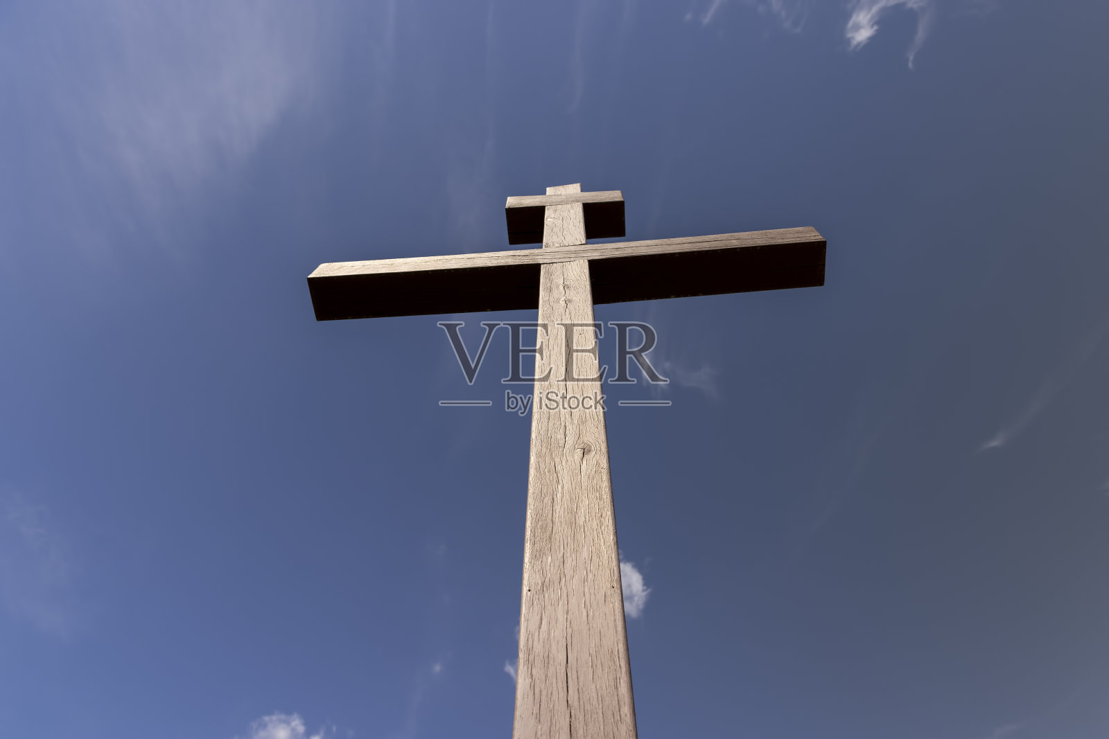 蓝色天空背景上的木制基督教十字架照片摄影图片