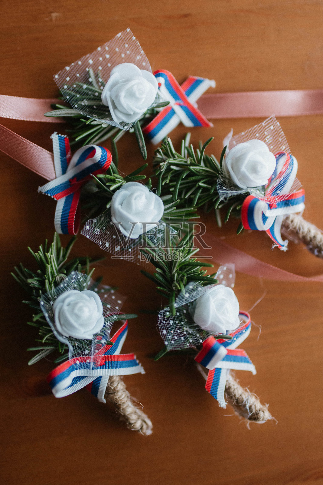 庆祝用的花卉装饰。照片摄影图片