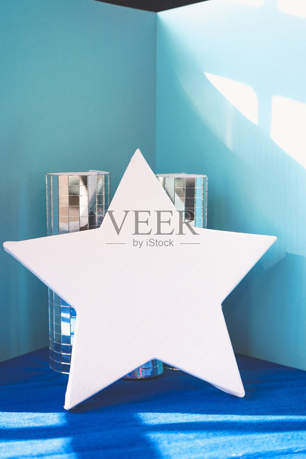 白色的星形模型，带有电影般的蓝色色调照片摄影图片