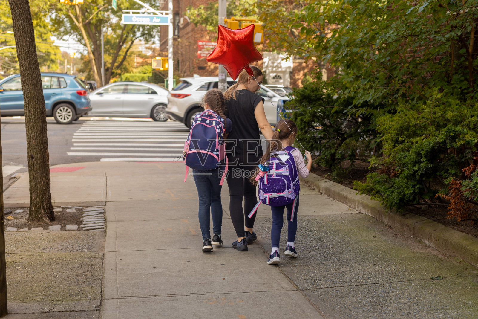 母亲和女儿放学后散步照片摄影图片