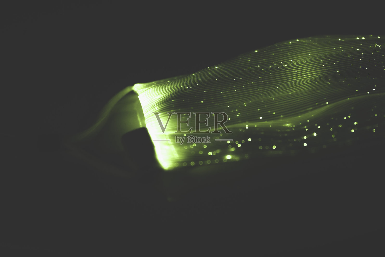 手拿着一个带有彩色led灯的新型未来主义面膜照片摄影图片